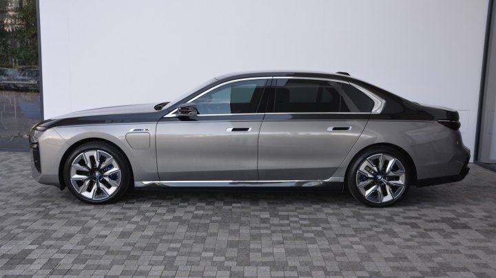 BMW 7 Series 760e xDrive 2023