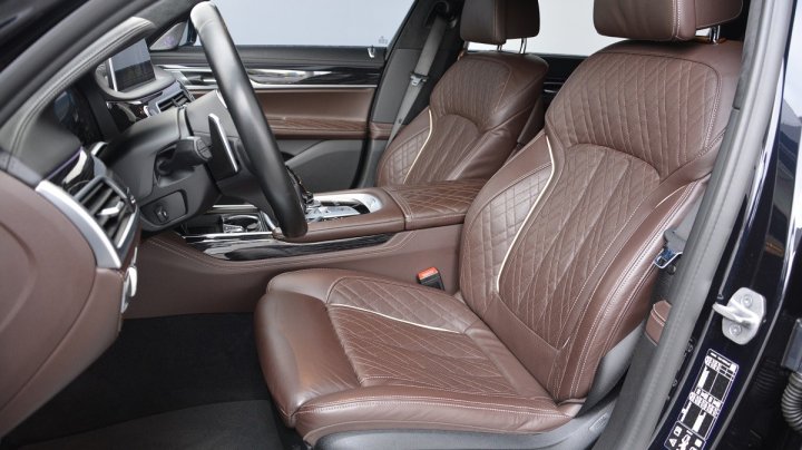 BMW 7 Series M760Li xDrive 2021