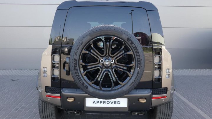 Land Rover Defender 2025