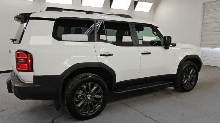 Toyota Land Cruiser BASE 2025