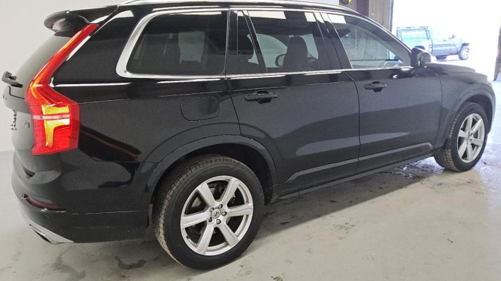 Volvo XC90 T6 MOMENTUM 2021